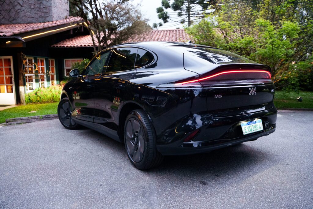 MG lança marca de luxo IM no Brasil com SUV elétrico de 752 cv e modo caranguejo